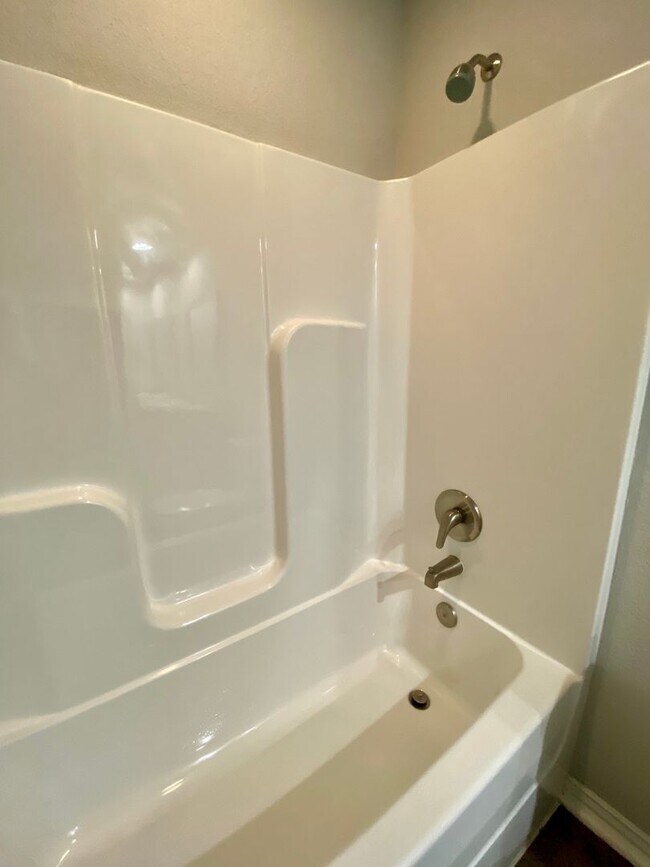 Building Photo - Lovely 3 Bedroom Home Ready NOW! Pets Welc...