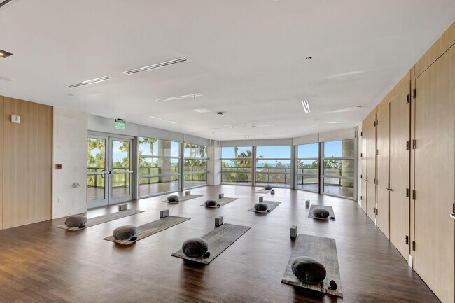 Building Photo - 3100 N Ocean Dr