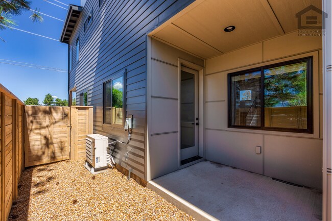 Building Photo - 2548 SW Yew Ave