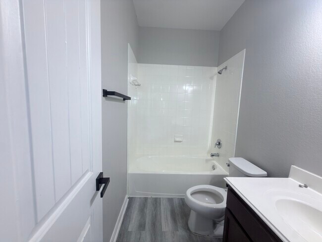 Building Photo - 9413 Savannah Holly Dr