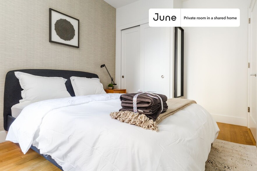 Building Photo - Private bedroom in 4 bed/1.5 bath Home