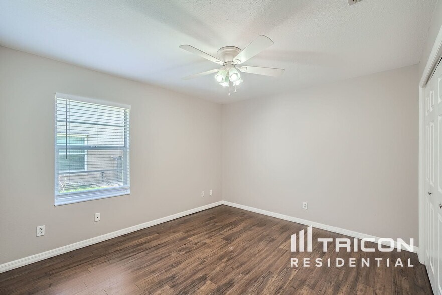 Building Photo - 854 Christina Cir