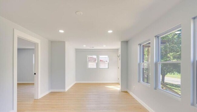 Building Photo - Stunningly Renovated 3BD/1BA Single Family Home in Newton, NC!