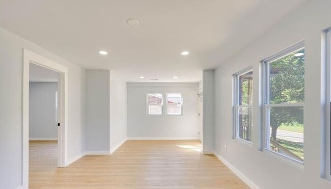 Building Photo - Stunningly Renovated 3BD/1BA Single Family...