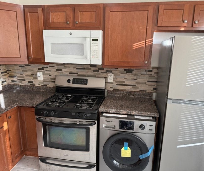 Building Photo - Cozy renovated 2 bedroom apartment