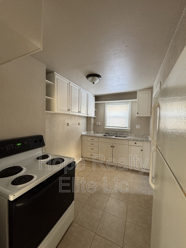 Building Photo - 2534 E St Vrain St