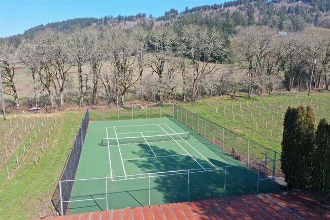 Building Photo - Beautifully Renovated 5 Bedroom Farmhouse outside of Newberg