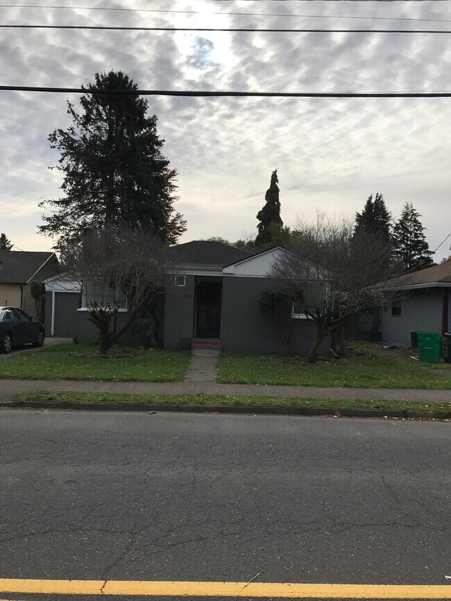 Building Photo - Beautiful Two Bedroom House Near Woodstock and Foster Districts