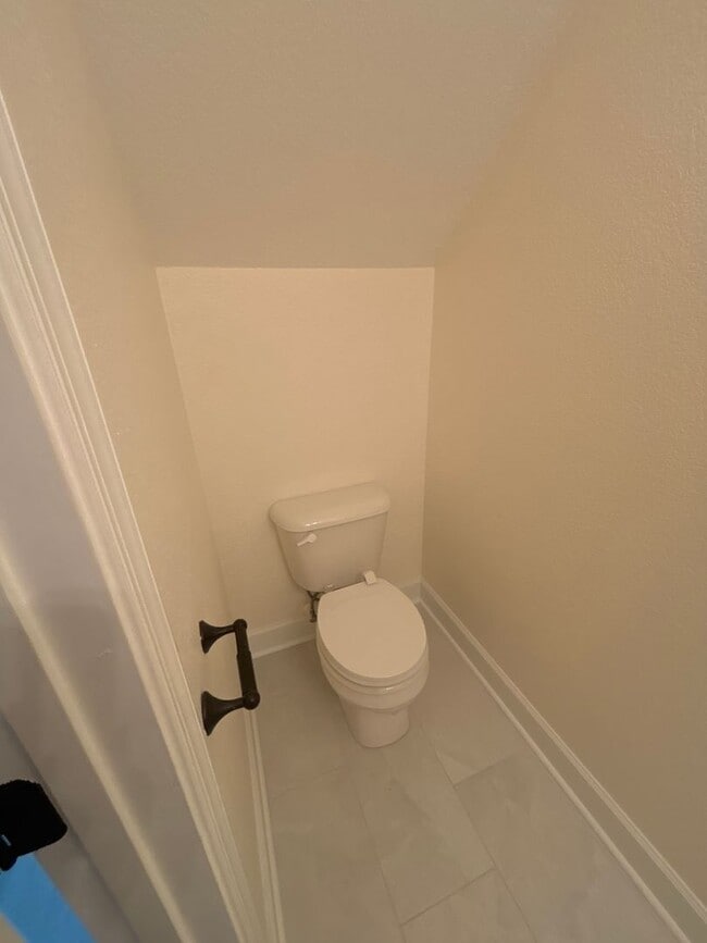 Building Photo - Spacious 4-Bedroom Home Near Base – No Tun...
