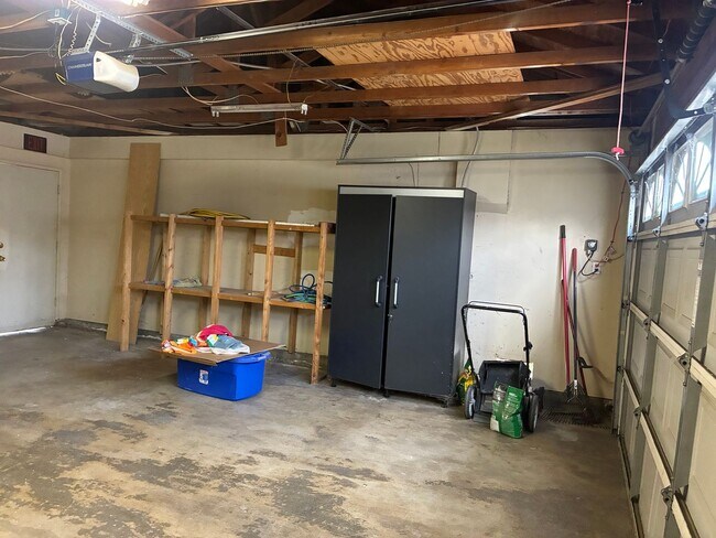 Building Photo - 3 Bedrooms with big backyard