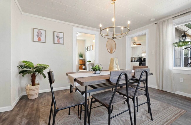 Building Photo - 532 W 5th Ave