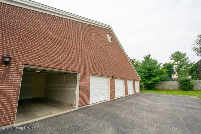 Building Photo - 2704 Bradford Commons Dr