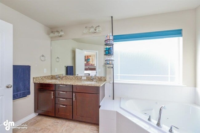 Building Photo - Gorgeous 4 Bedroom Home in West Park!