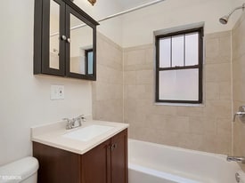 Building Photo - 622 W Cornelia