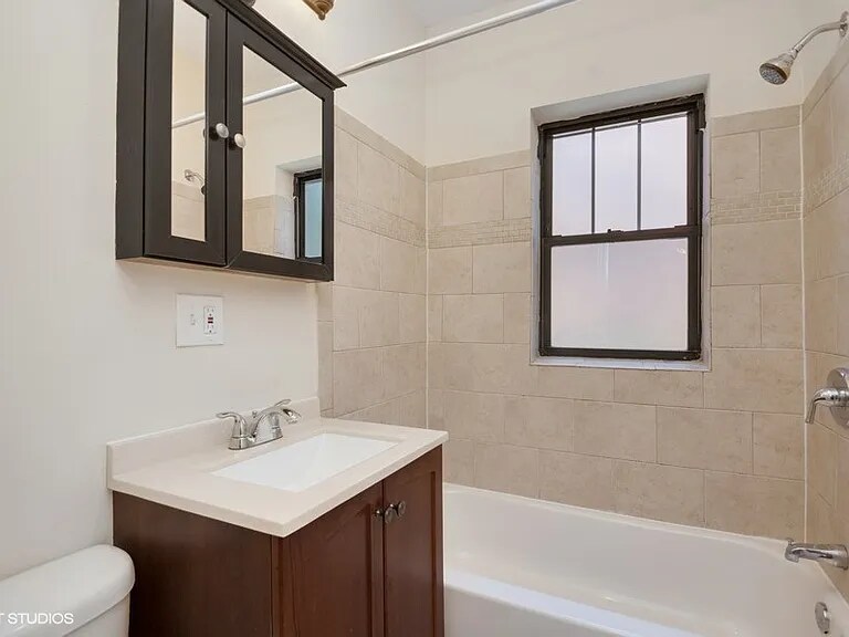 Building Photo - 622 W Cornelia Ave