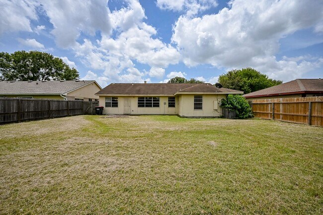 Building Photo - Nice 4 bd Rm Single Family Home