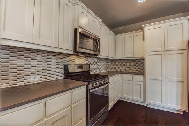 Building Photo - 13800 Lyndhurst St