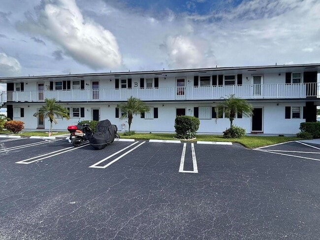 Building Photo - 1112 Lake Terrace