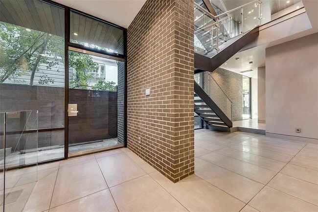 Building Photo - "Luxurious 3-Bed Oasis with 5 Full Baths in Prime Dallas Location - 4,666 Sq Ft of Elegance!"