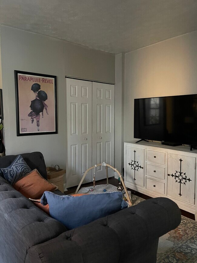 Living Room - 646 Oak St