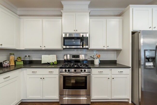 Building Photo - Available For Showing 7/13/26! Foxland Crossing Gem: 3BR, 2.5BA, SS Appliances, 1-Car Garage!