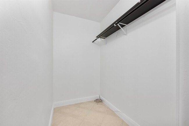 Building Photo - 815 Middle River Dr