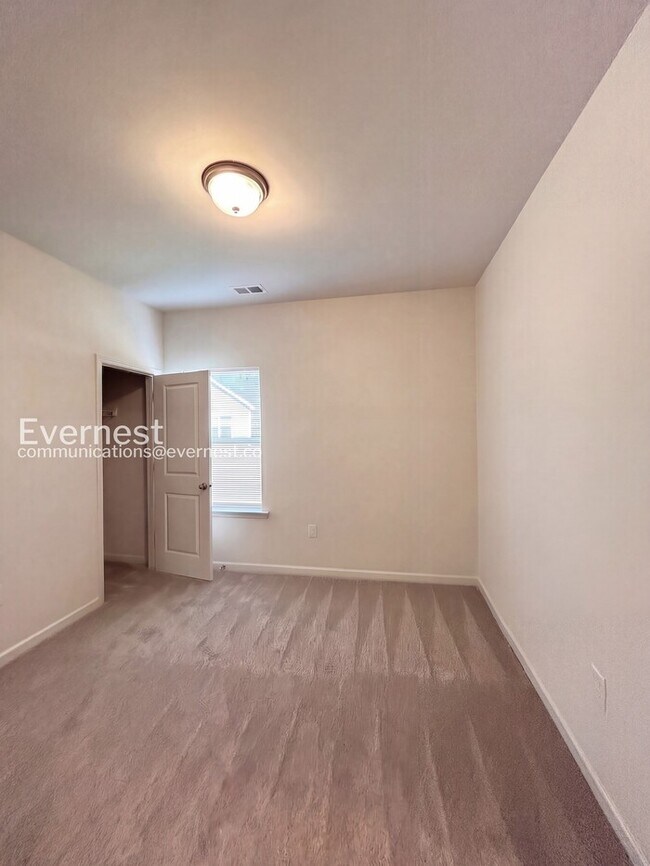 Building Photo - 3 Bed, 2 Bath Home with Garage / Pet-Friendly / Vouchers Accepted / Coming Soon!