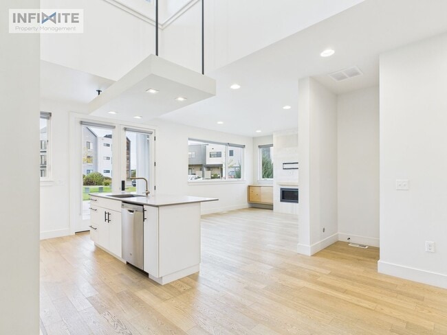 Building Photo - Modern Finishes & Bozeman Living!