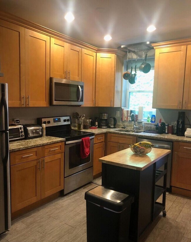 Building Photo - Great 3 BR 2 Bath Row Home in Shaw