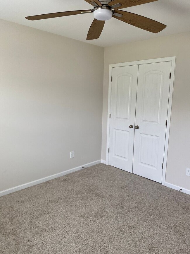 Building Photo - 4 bedroom 2.5 bath
