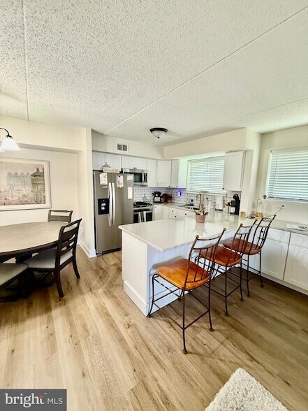 Building Photo - 6906 Hilltop Dr