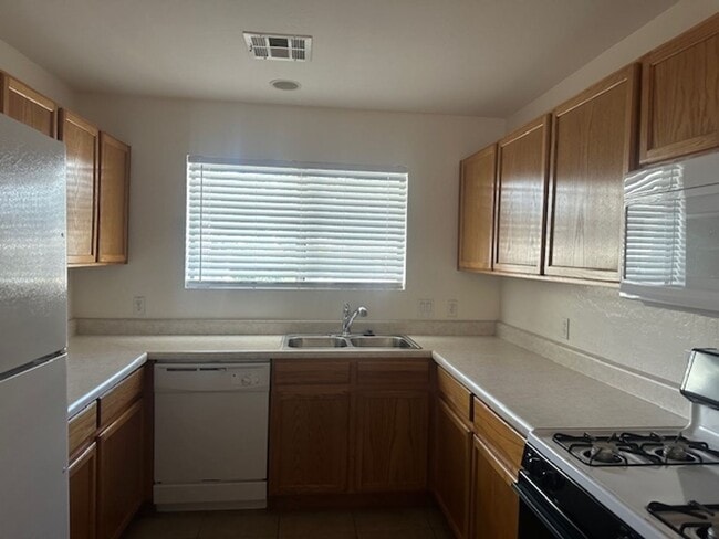 Building Photo - $1,550 2-3 Bedroom For Lease With Community Heated Pool & Spa in 85207!