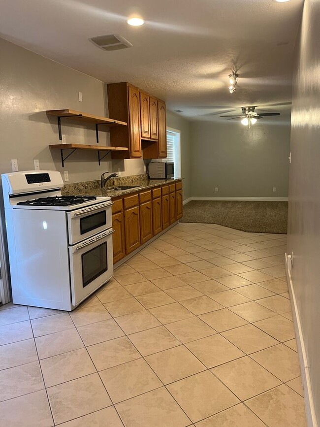 Building Photo - 2 bed 1 bath basement apartment