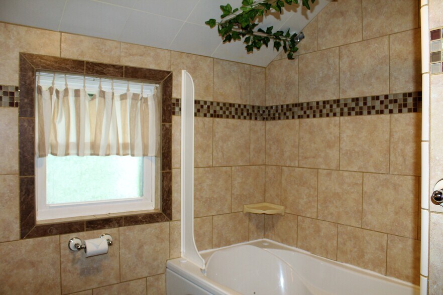 Common area bath with jetted soaker tub - 237 Lake Shore Dr S