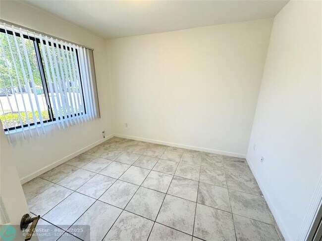 Building Photo - 408 NE 208th Terrace