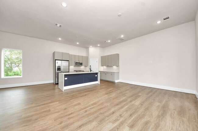 Building Photo - 783 Mansfield St