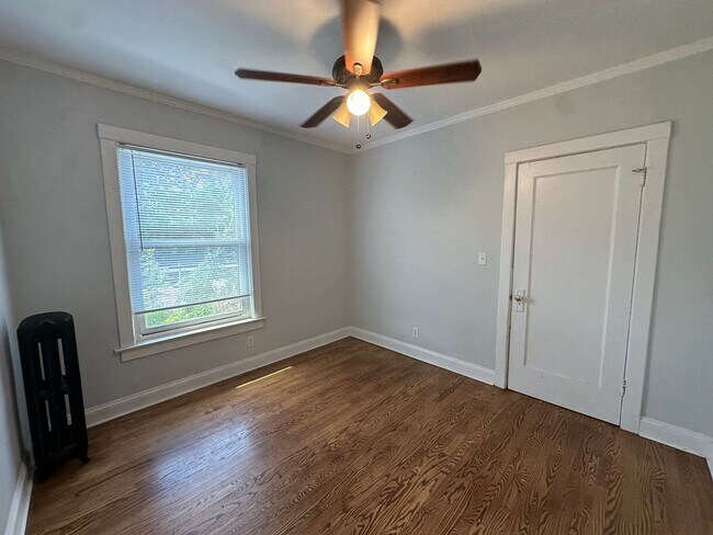 Building Photo - Nice 1 Bed w/Dining Room and Newer Kitchen and Bath at Roger's Glenwood District