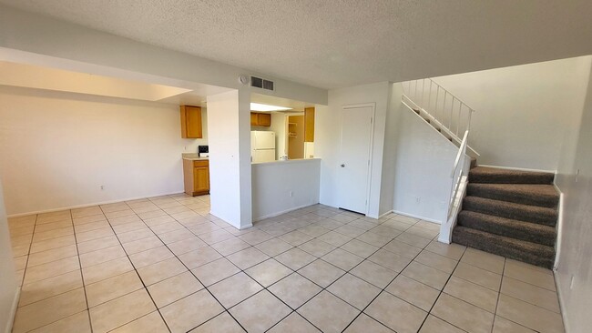 Building Photo - AFFORDABLE UNIT ON THE PHOENIX/TEMPE BOARDER!