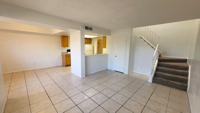 Building Photo - AFFORDABLE UNIT ON THE PHOENIX/TEMPE BORDER!