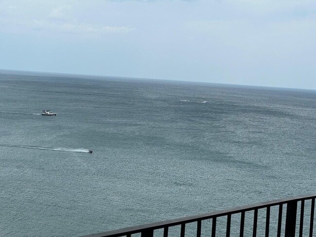 Building Photo - 6033 N Sheridan Rd