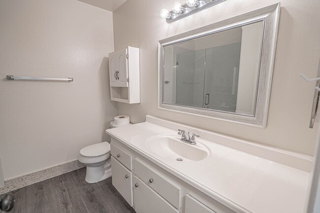 Building Photo - Fully Remodeled 2 Bedroom Condo for Rent in Valencia!