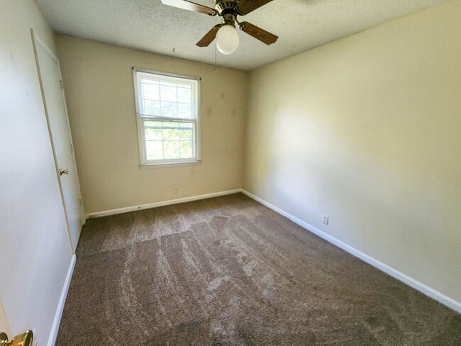 Building Photo - 3 bed 1 bath unit in duplex