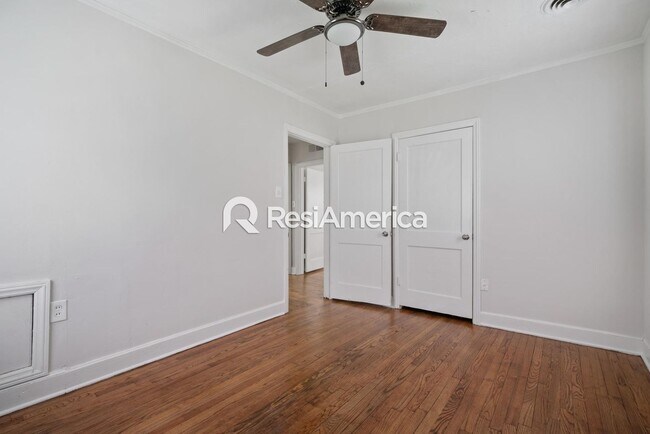 Building Photo - Adorable 2/1 in 38116!