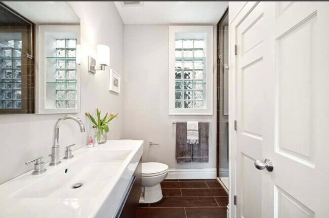 Building Photo - Spacious 3BR Condo in prime Lincoln Park l...