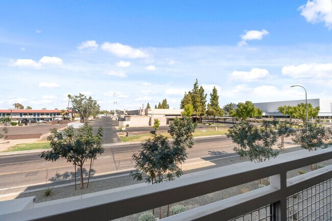 Building Photo - 711 W Broadway Rd