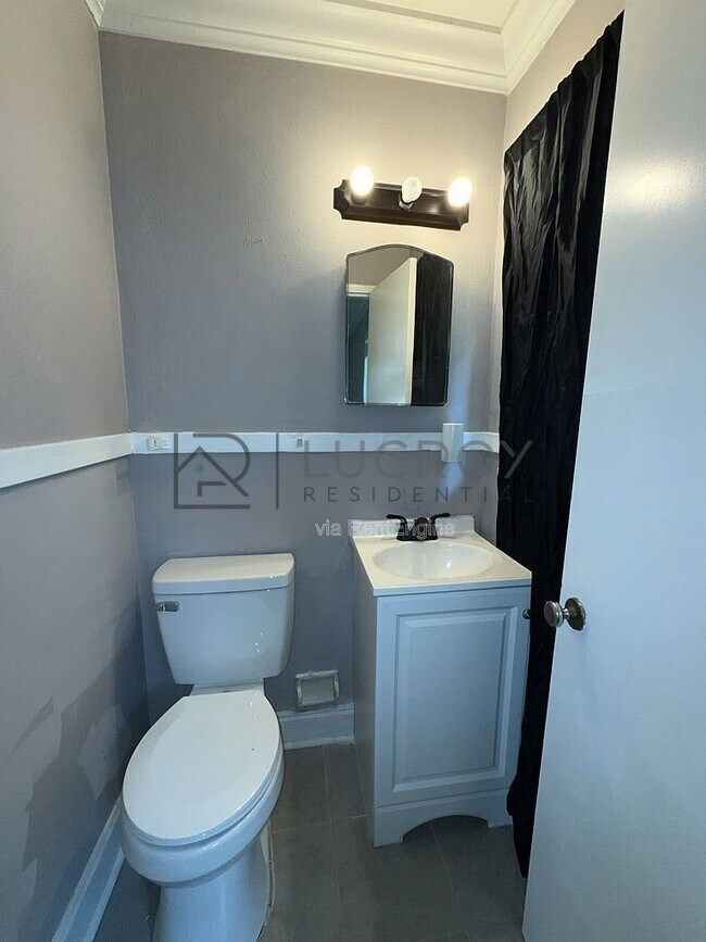 Building Photo - 3030 Oak Forest Dr