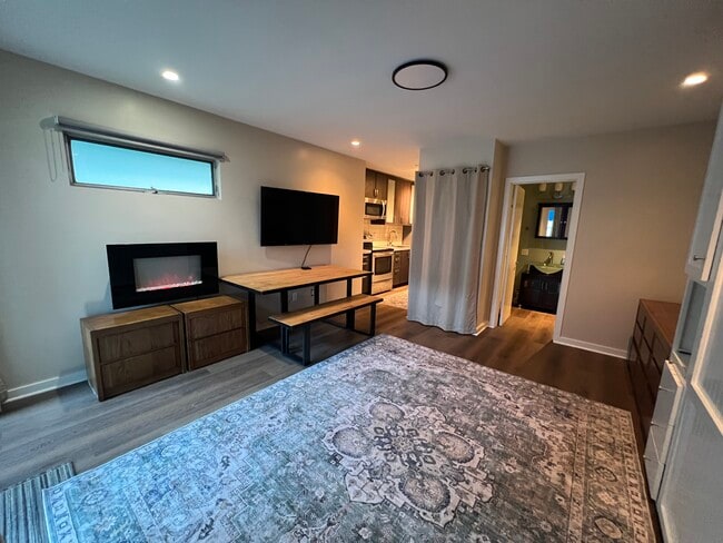 Building Photo - 835 N Kenter Ave