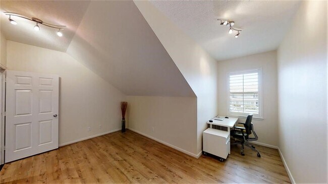 Building Photo - 1807 Sparrows Ridge