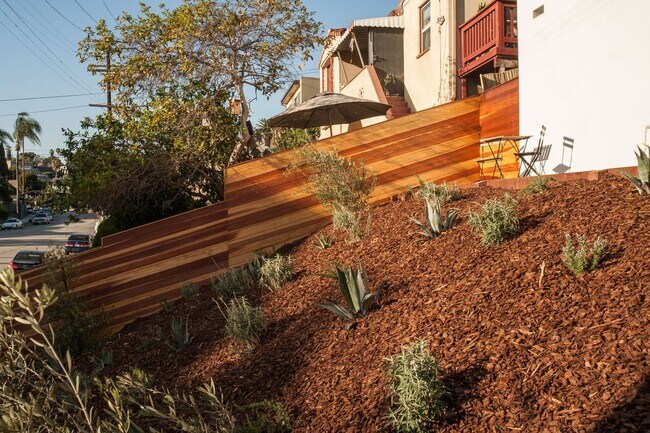 Building Photo - This beautifully updated 1 bed / 1 bath apartment in Echo Park is now available!