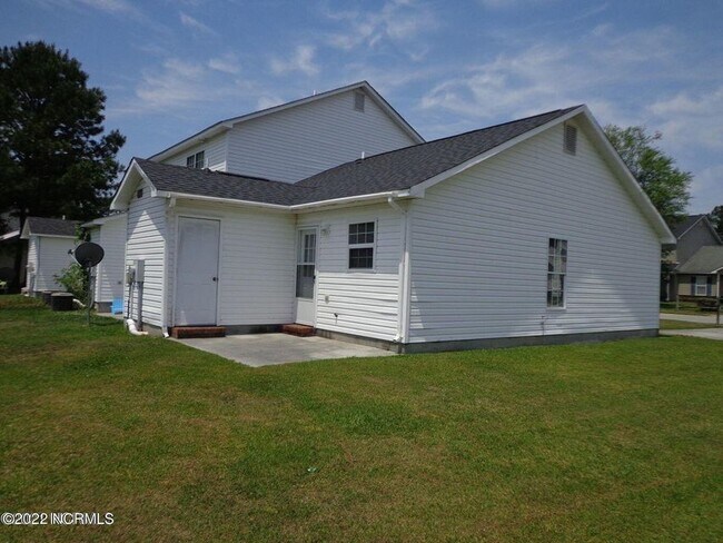 Building Photo - Nice 2 Bedroom Townhouse - 1154 Pueble Drive